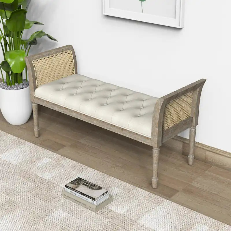 Banc rembourré capitonné en bois avec de hauts accoudoirs évasés en rotin
