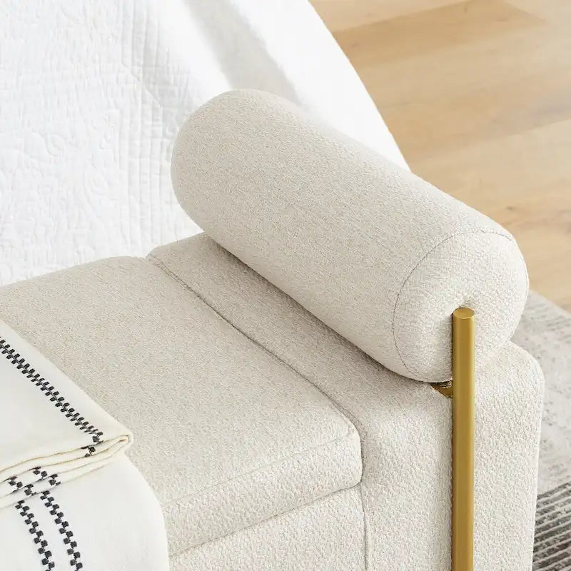 Banc de rangement élégant en lin rembourré avec accoudoirs cylindriques et pieds en fer